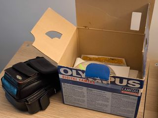 Olympus Camedia C-2020 Z + caja original + extras