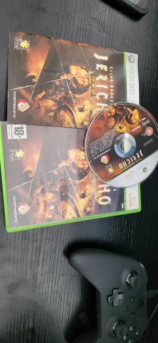 Consola Xbox 360 Negra y videojuego Jericho mirar