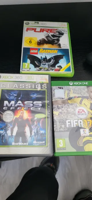 Consola Xbox 360 Negra y videojuego Jericho mirar