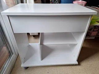 Escritorio juvenil blanco con ruedas compacto -