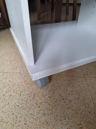 Escritorio juvenil blanco con ruedas compacto -