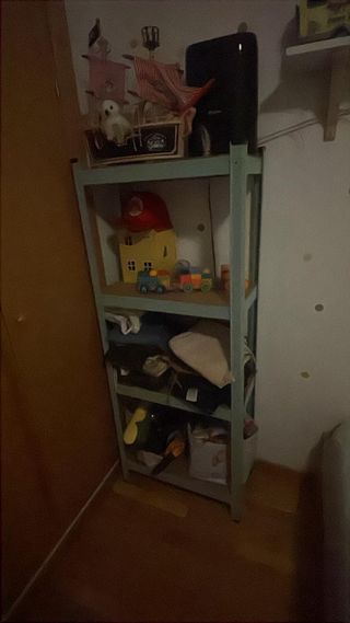 Estantería de madera y plástico