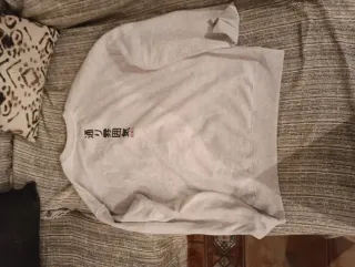 Sudadera gris con estampado japonés