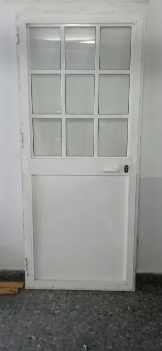 Puerta blanca con cristal