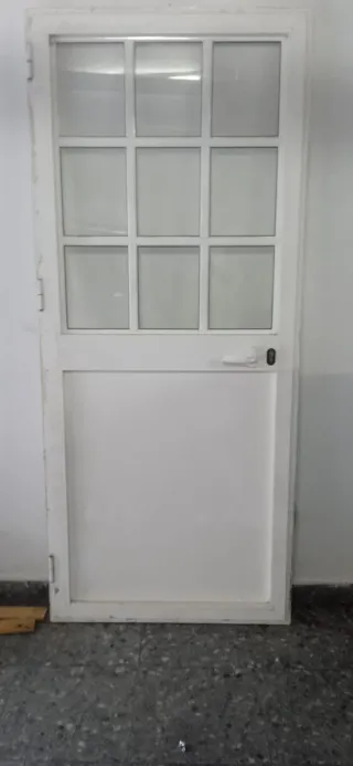 Puerta blanca con cristal