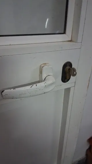 Puerta blanca con cristal