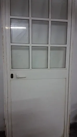 Puerta blanca con cristal