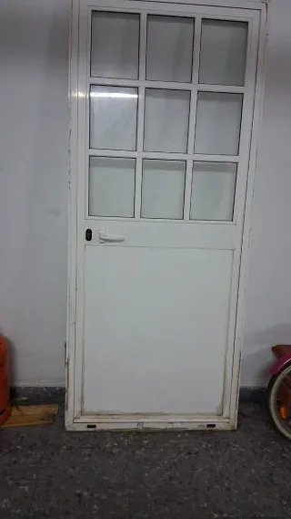 Puerta blanca con cristal