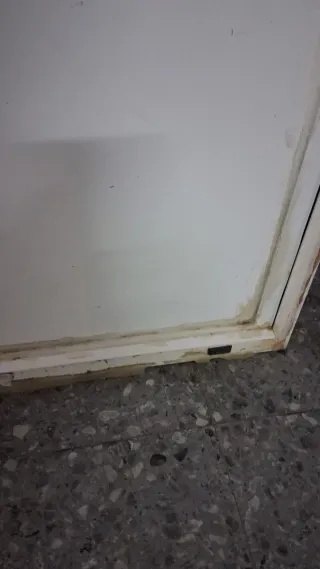 Puerta blanca con cristal