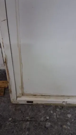 Puerta blanca con cristal