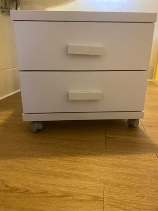 2 Mesitas de noche blancas con ruedas