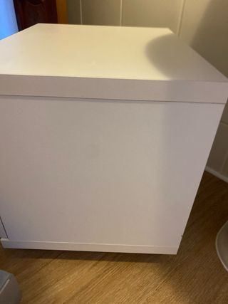 2 Mesitas de noche blancas con ruedas