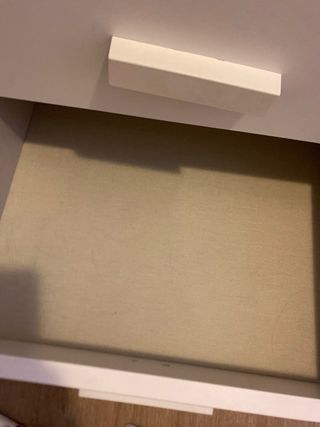 2 Mesitas de noche blancas con ruedas