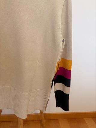 Jersey beige con V multicolor fucsia negro