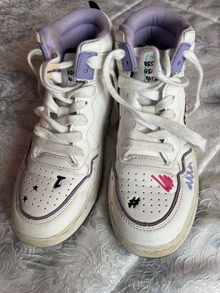 Zapatillas niña blancas con detalles. Talla 35.