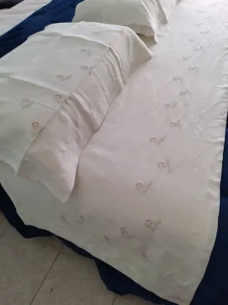 Lenzuolo e federe in lino ricamato