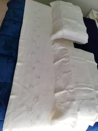 Lenzuolo e federe in lino ricamato