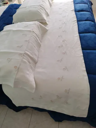 Lenzuolo e federe in lino ricamato