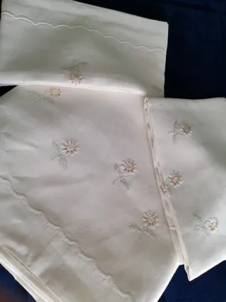 Lenzuolo e federe in lino ricamato