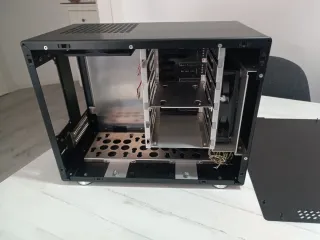 Caja Lian Li PC-Q25 para NAS