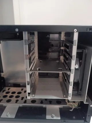 Caja Lian Li PC-Q25 para NAS