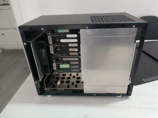 Caja Lian Li PC-Q25 para NAS