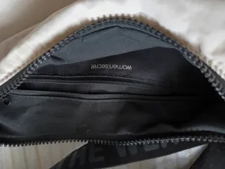 Bandolera deportiva gris clara y negra