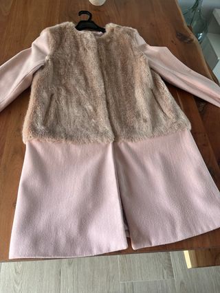 Elegante abrigo rosa claro con detalles de pelo