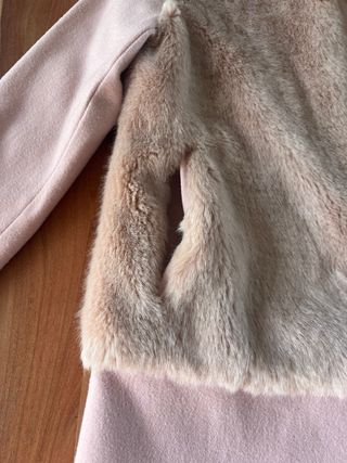 Elegante abrigo rosa claro con detalles de pelo