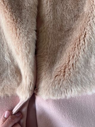 Elegante abrigo rosa claro con detalles de pelo