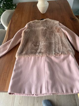 Elegante abrigo rosa claro con detalles de pelo