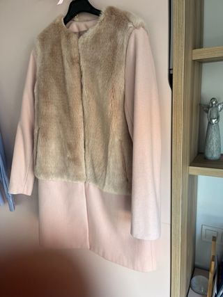 Elegante abrigo rosa claro con detalles de pelo