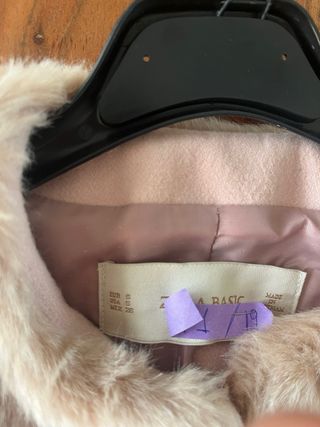 Elegante abrigo rosa claro con detalles de pelo