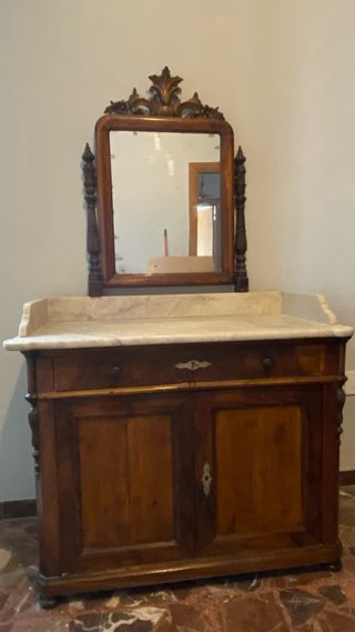 Tocador antiguo con espejo y mármol