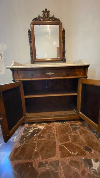 Tocador antiguo con espejo y mármol