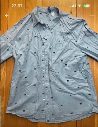 Camisa H&M azul con estampado de camellos
