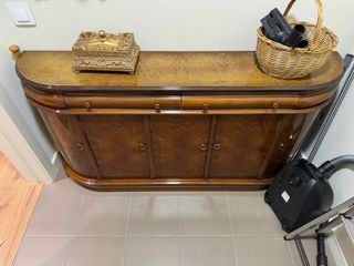 Mueble de madera con detalles dorados