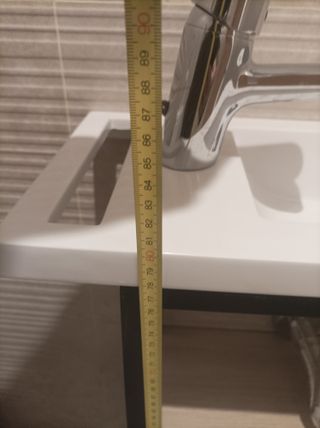 Lavabo con mueble de madera y metal