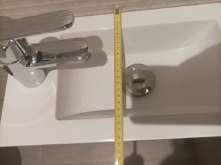 Lavabo con mueble de madera y metal