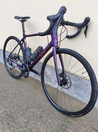 Bicicleta de carretera Liv morada