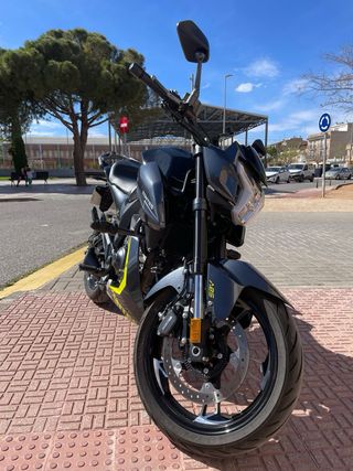 Zontes Z2 125 Naked Negra y Amarilla