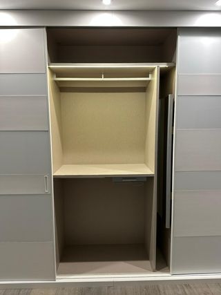 Armadio con porte scorrevoli in vetro acidato