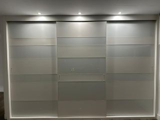 Armadio con porte scorrevoli in vetro acidato