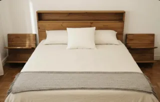 Mesitas de noche de madera abiertas