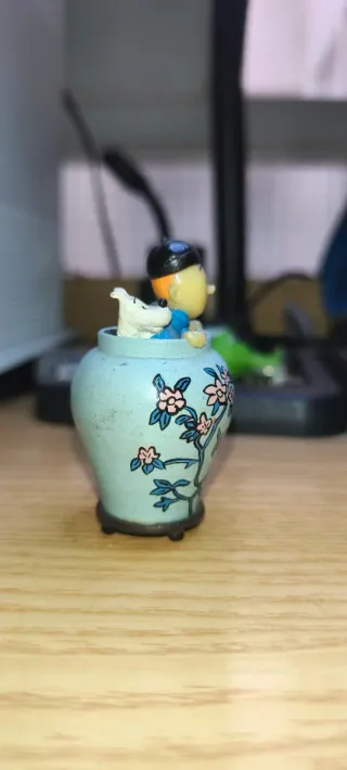Figura Tintin en jarrón decorado