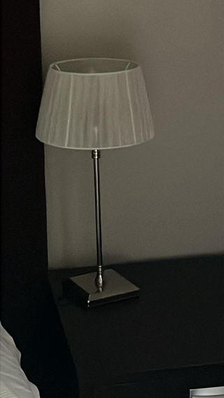 Lámpara de mesilla plateada con tulipa beige