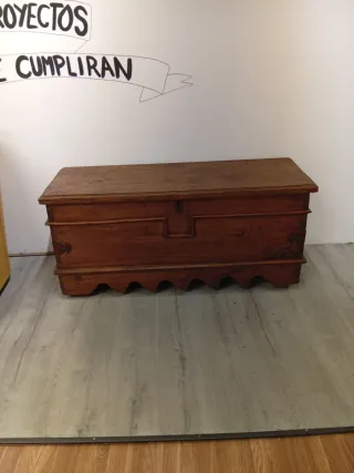 Arca antigua de madera