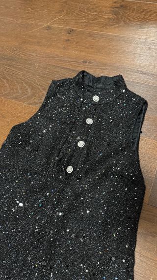 Vestido negro con pedrería y brillos