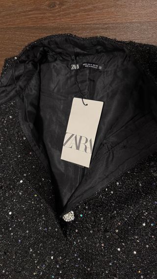 Vestido negro con pedrería y brillos