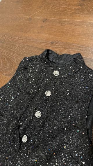 Vestido negro con pedrería y brillos